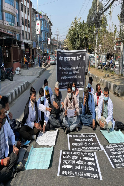 इन्टर्नसिप निर्णय कार्यान्वयन गर्न माग गर्दै चिकित्सा शिक्षाका विद्यार्थीको माइतीघरमा आन्दोलन
